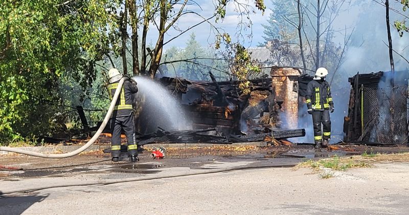 Auseklī&scaron;a ielā nodeg neapsaimniekota ēka