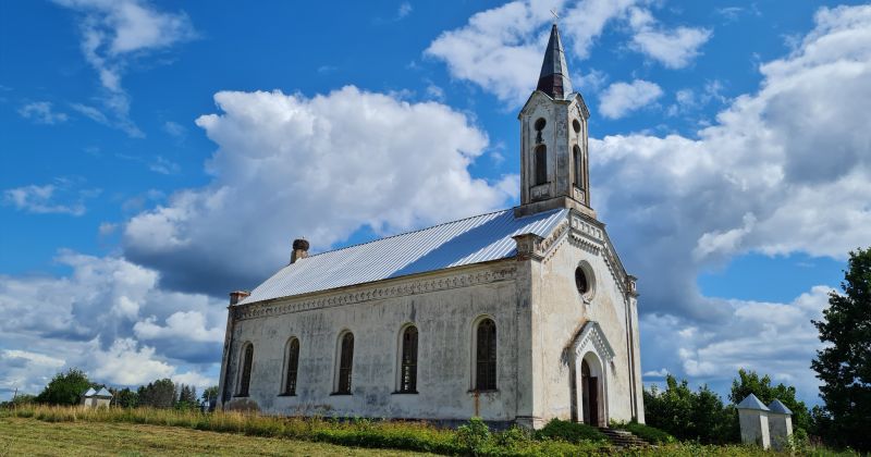 Plenēra laikā radīs idejas Červonkas baznīcas logu remontam