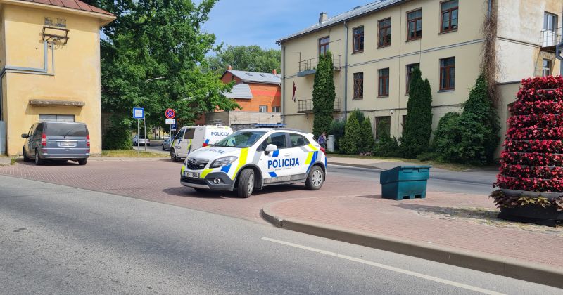 Vandalis apkrāso privātas ēkas fasādi