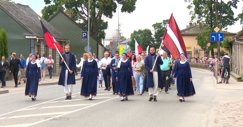 Uzņēmumi, kolektīvi un ģimenes aicinātas pieteikties dalībai Jēkabpils pilsētas svētku gājienā