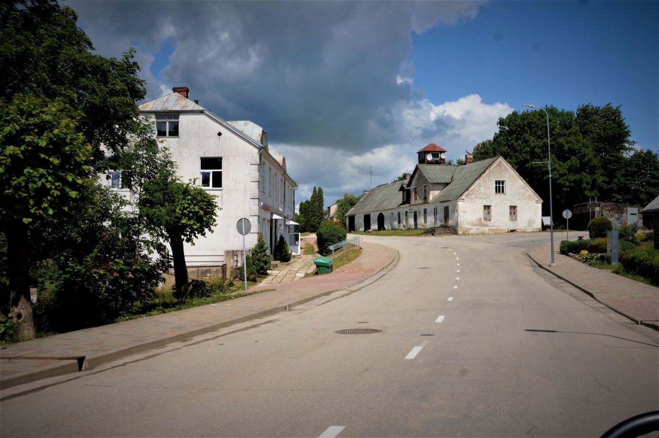 Viesīte aicina uz zaļumballi 20.gadsimta sākuma stilā