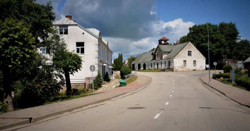 Viesīte aicina uz zaļumballi 20.gadsimta sākuma stilā