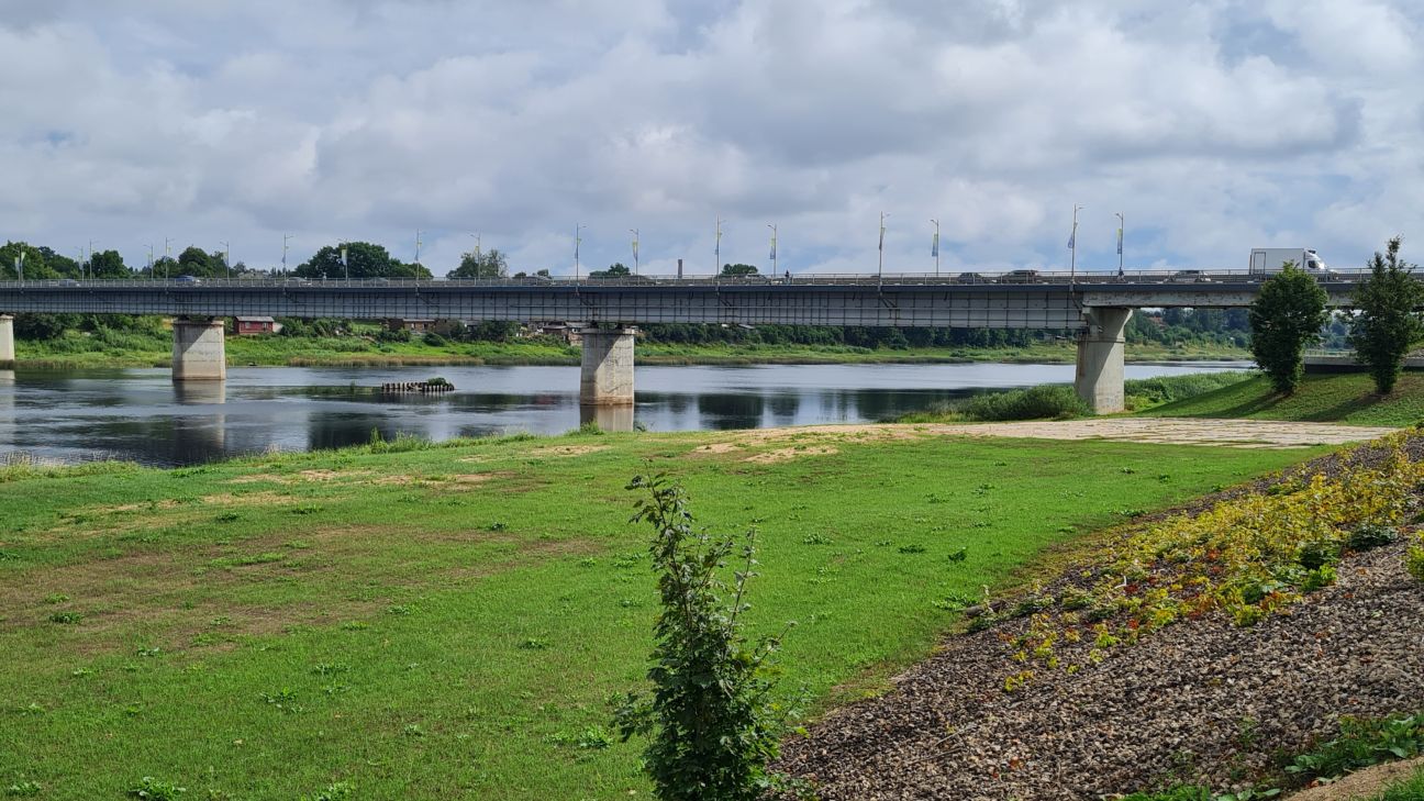 Jēkabpilī pašnāvnieku atrunā no ielēkšanas Daugavā