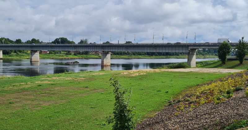 Jēkabpilī pa&scaron;nāvnieku atrunā no ielēk&scaron;anas Daugavā