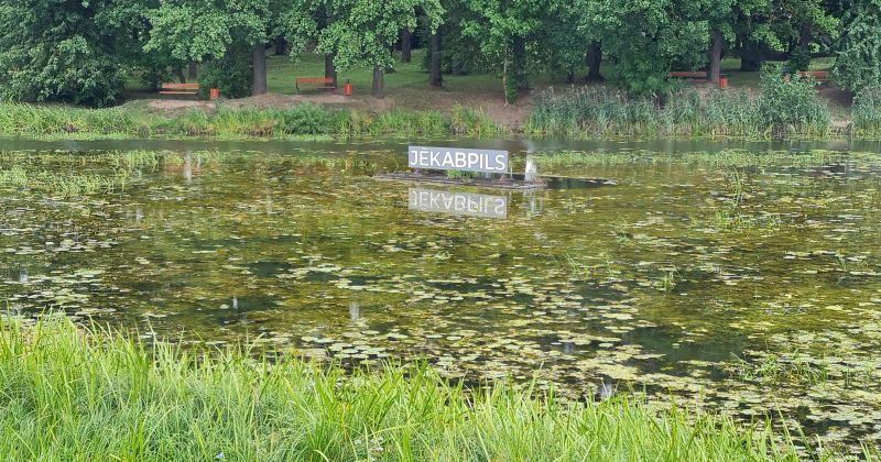 Pils dīķi Jēkabpilī &scaron;ogad netīrīs