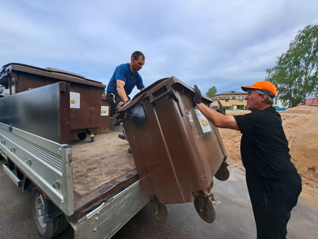 Jēkabpilī mazgā un dezinficē atkritumu konteinerus