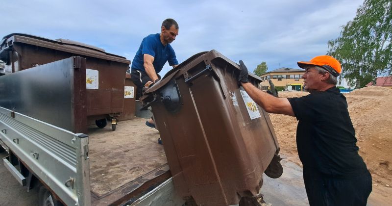 Jēkabpilī mazgā un dezinficē atkritumu konteinerus