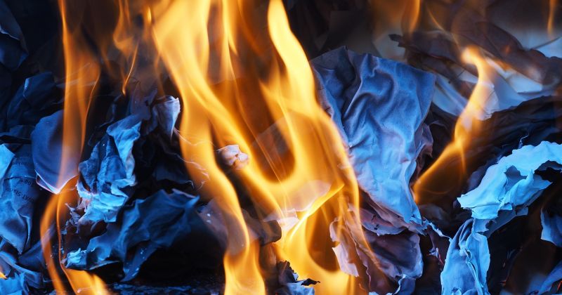 Jēkabpilī mājas kāpņu telpā deg papīri