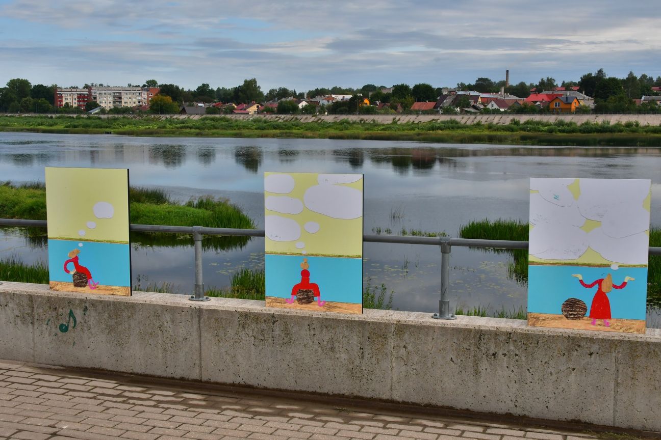 Jēkabpilī uz dambja skatāma starptautiska ilustratoru darbu izstāde