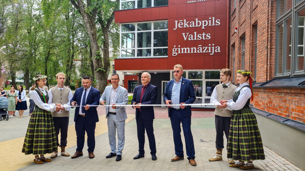 Atklāj pārbūvēto Jēkabpils Valsts ģimnāziju (FOTO)