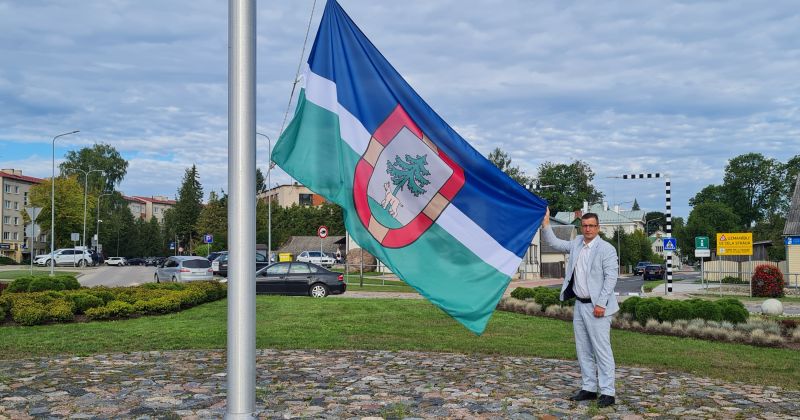 Jēkabpils pilsētas svētku ieskaņā svinīgi paceļ Jēkabpils novada karogu