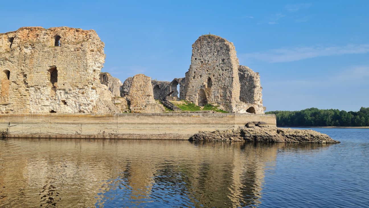 HES pazeminātais ūdenslīmenis ļauj vērot neierastus skatus Daugavas krastos