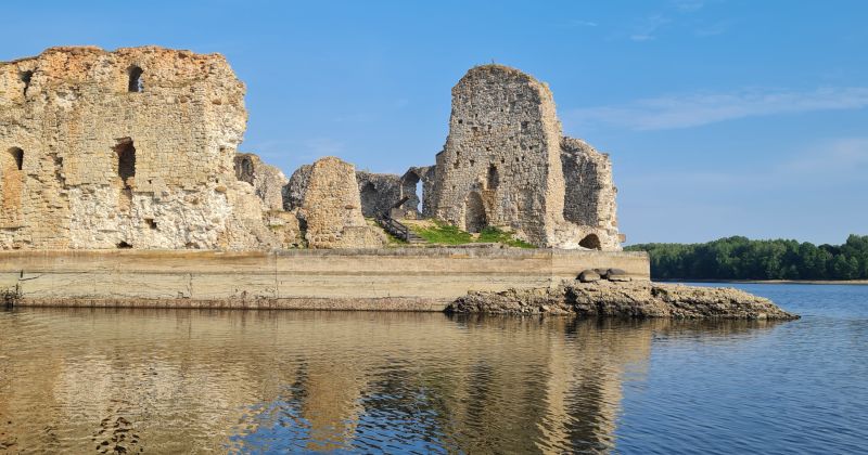 HES pazeminātais ūdenslīmenis ļauj vērot neierastus skatus Daugavas krastos