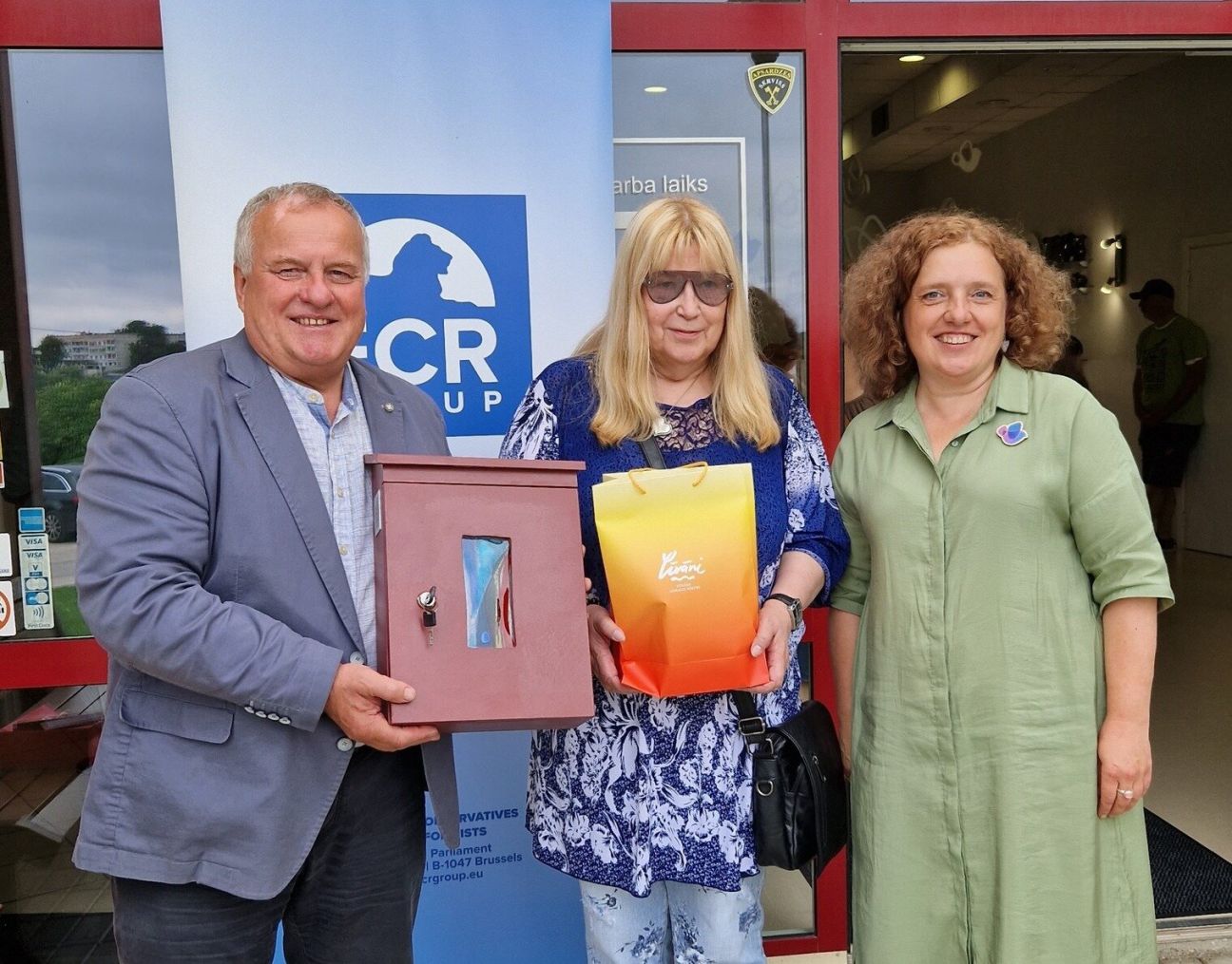 Līvāniešiem dāvina apgleznotas pastkastītes