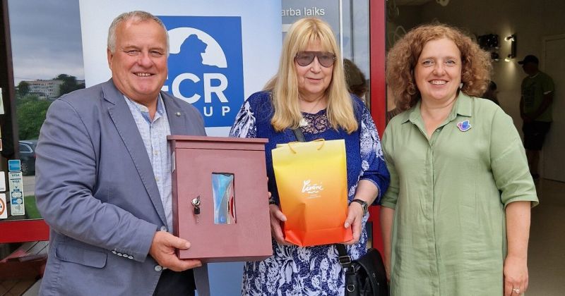 Līvānie&scaron;iem dāvina apgleznotas pastkastītes