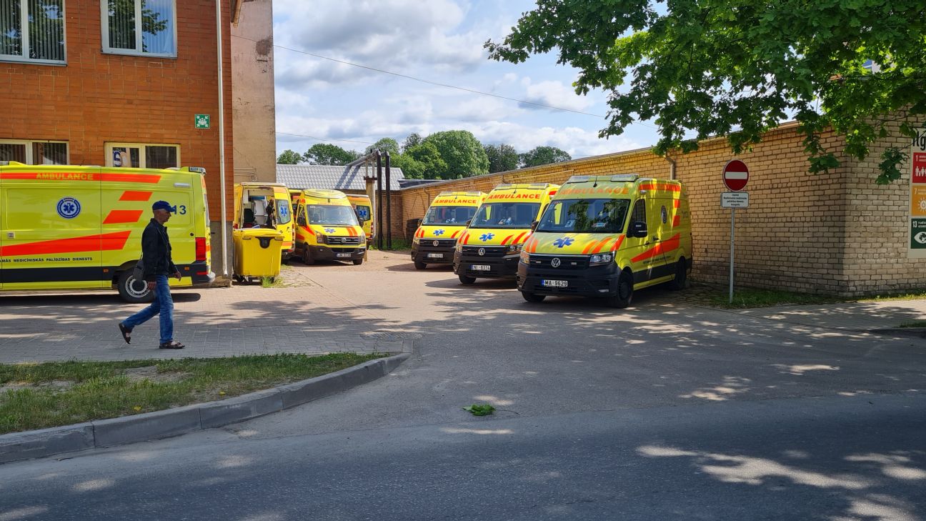 Mopēda vadītājs gūst traumas sadursmē ar automašīnu