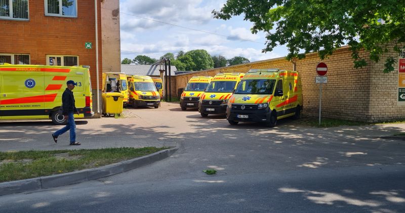 Mopēda vadītājs gūst traumas sadursmē ar automa&scaron;īnu