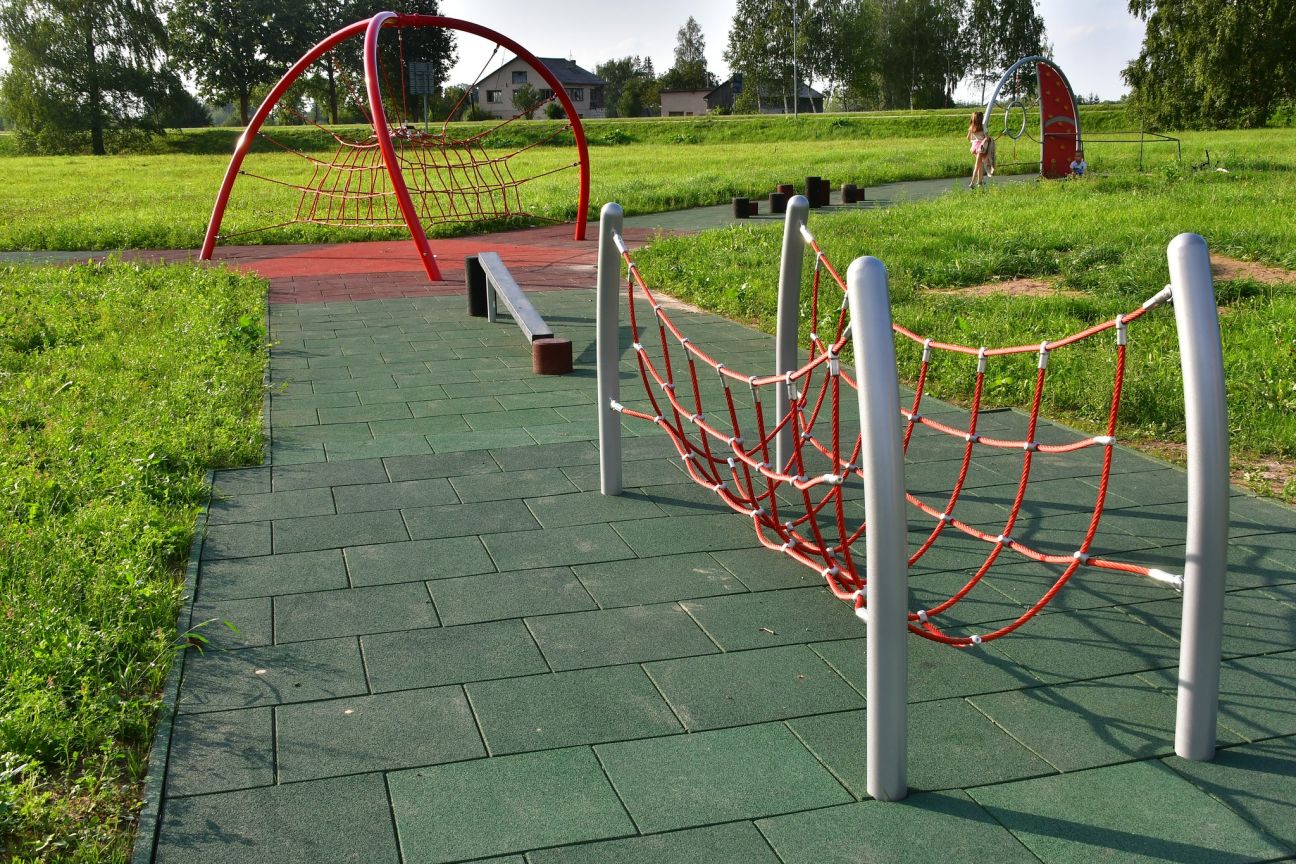 Zīlānu ciemā izveidota šķēršļu taka