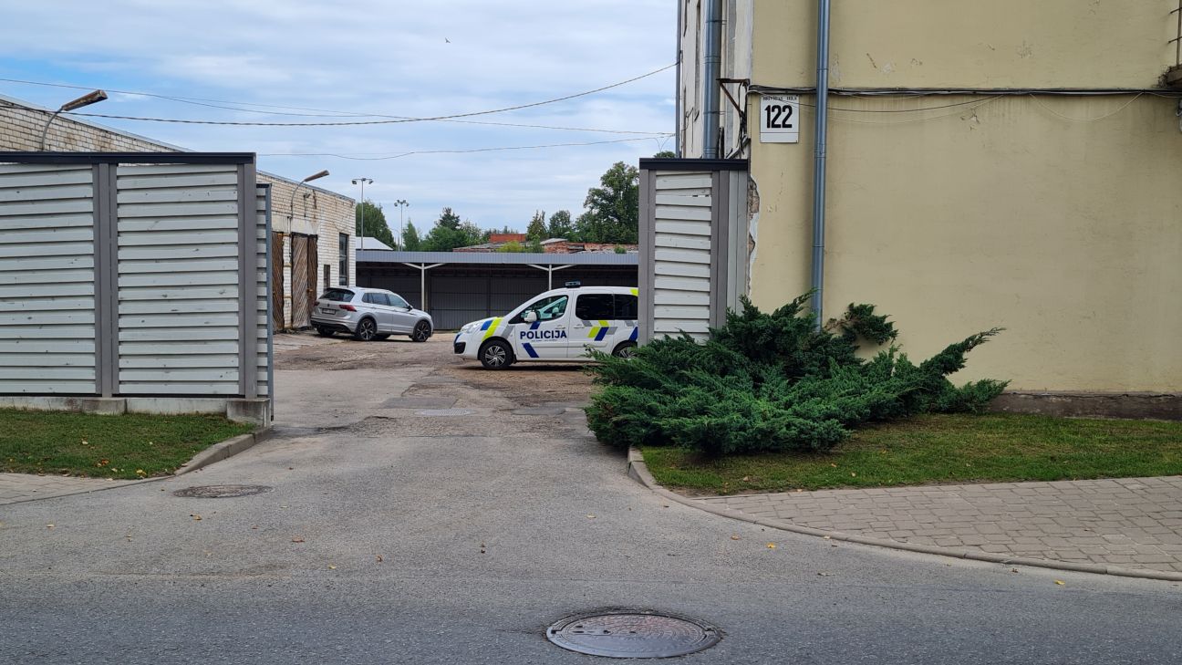 Jēkabpilī apzagts un izdemolēts tirdzniecības furgons