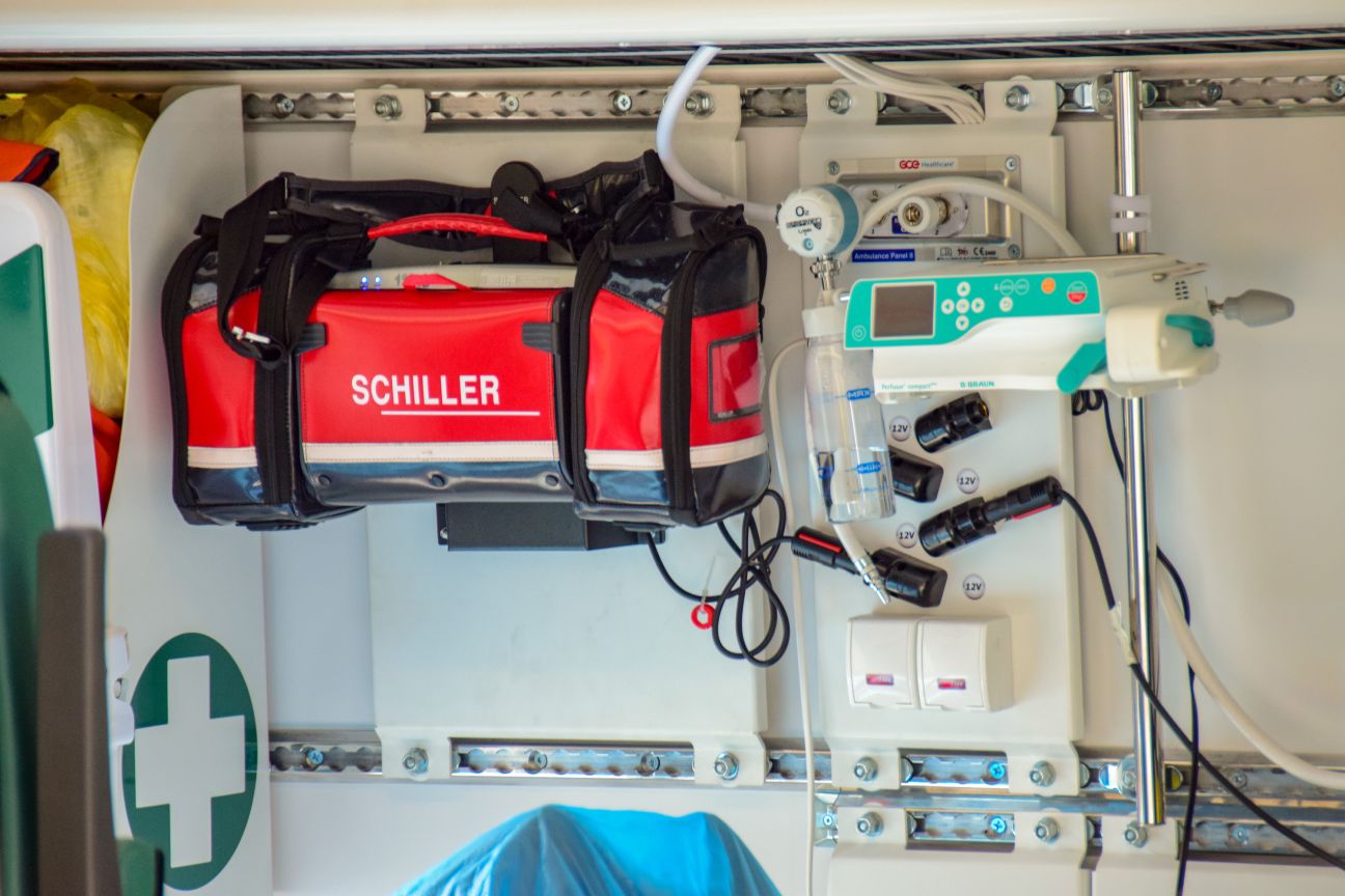 Salas pagastā vieglās automašīnas un traktora sadursme