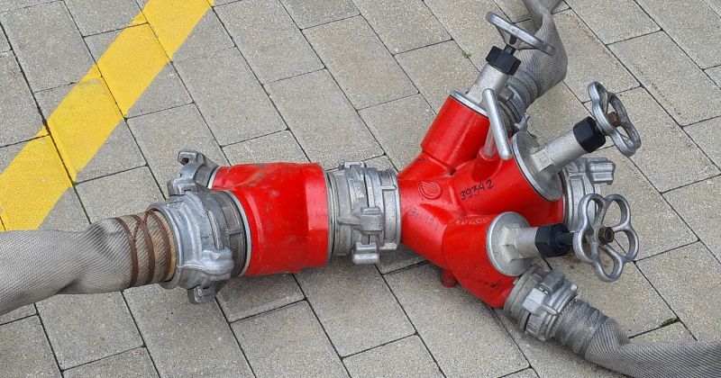 Rožupes pagastā deg &scaron;ķūnis un fermas jumts