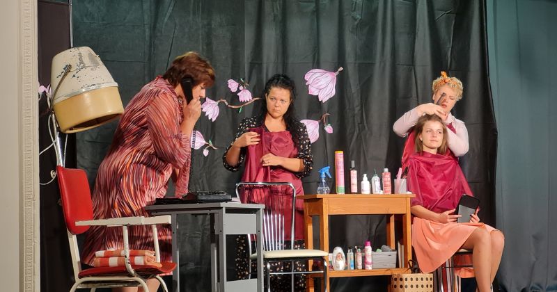 Biržos ar izrādi &ldquo;Dzelzs magnolijas&rdquo; viesojas Aknīstes amatierteātris