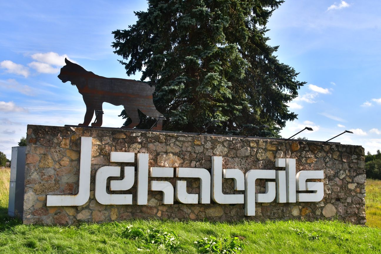 Pie Jēkabpils robežas uzstādīts jauns vides objekts