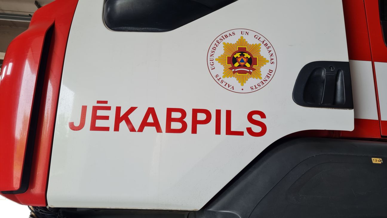 Jēkabpilī deg šķūnis un elektrības vads dzīvoklī