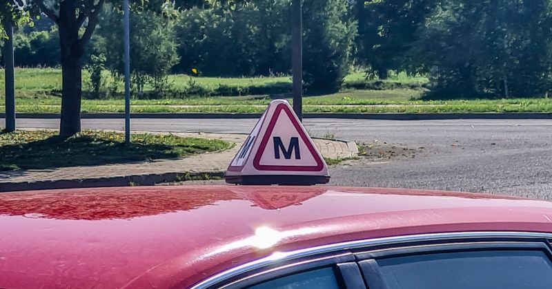 Jēkabpils novadā jauniete izraisa auto sadursmi ar mācību automa&scaron;īnu