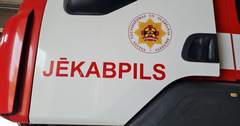 Jēkabpilī deg &scaron;ķūnis un elektrības vads dzīvoklī