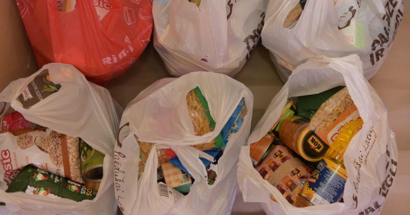 Biedrība &ldquo;Ausma&rdquo; ik dienu ar &ldquo;Rimi&rdquo; ziedoto pārtiku palīdz teju 50 ģimenēm