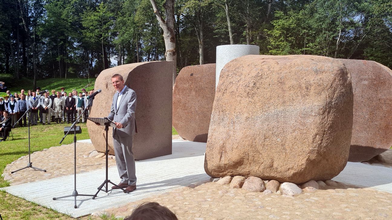 Sēlijā atklāj skulpturālo ansambli “Gaismas vārti”