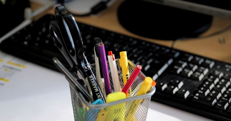 Vidusdaugavas NVO centrs aicina ziedot kancelejas preces skolēniem Ukrainā