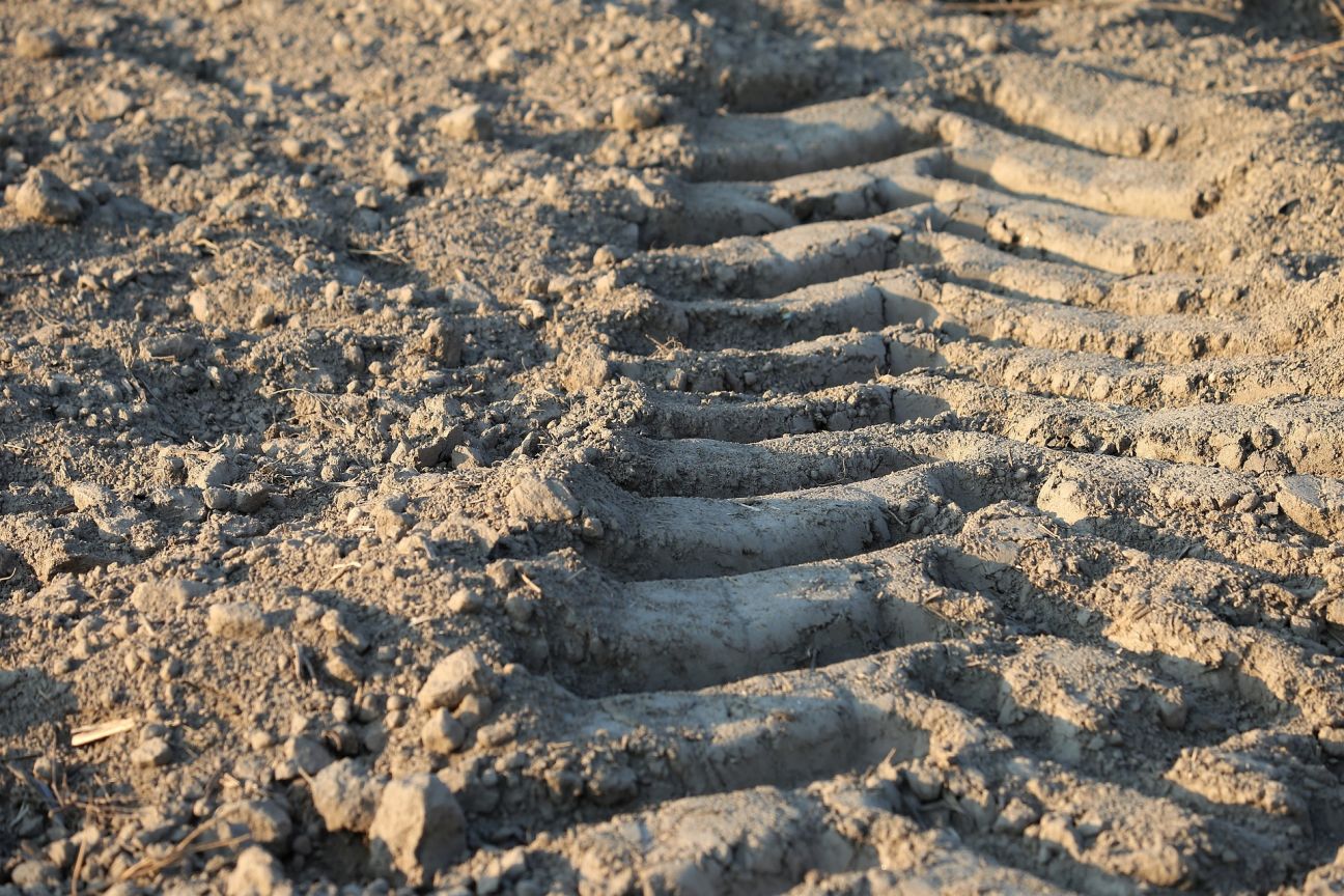 Atašienes pagastā apturēts iereibis traktora vadītājs