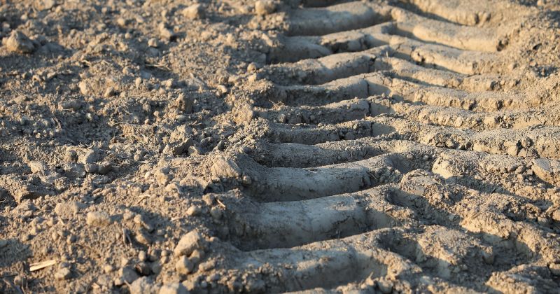 Ata&scaron;ienes pagastā apturēts iereibis traktora vadītājs