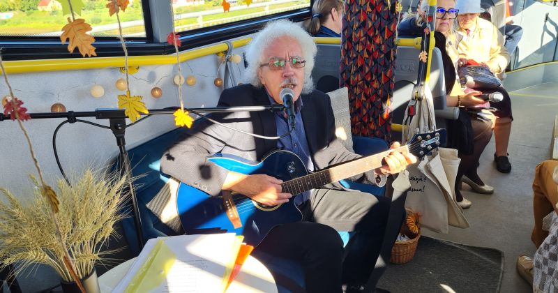 Jēkabpilī kursē Dzejas busiņ&scaron;