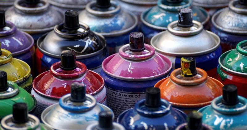 Kena parkā pie diviem pusaudžiem atrod krāsu baloniņus