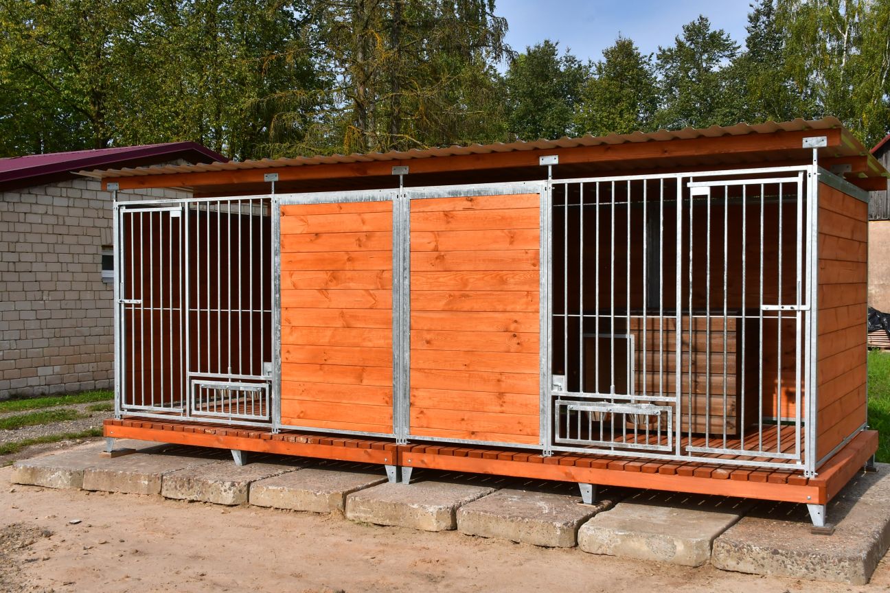 Jēkabpils Dzīvnieku patversme saņem dāvanu – jaunu suņu voljēru