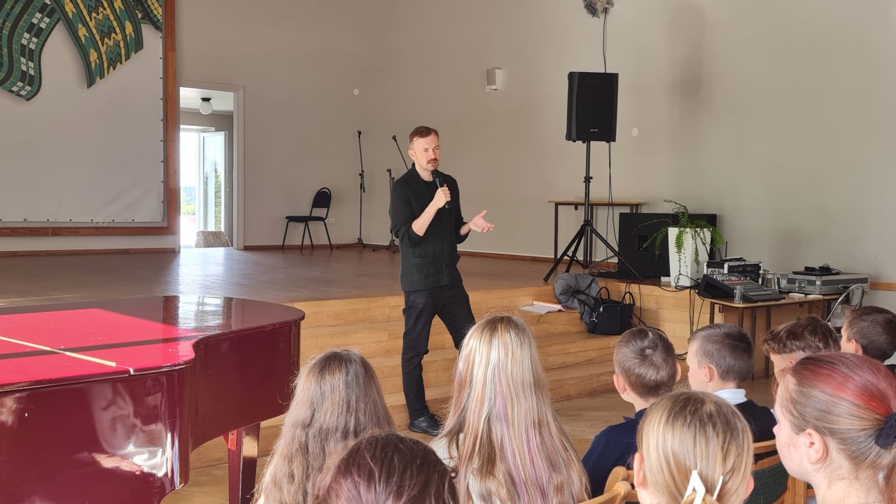 Līvānu 1.vidusskolas skolēni tiekas ar dzejnieku Kārli Vērdiņu