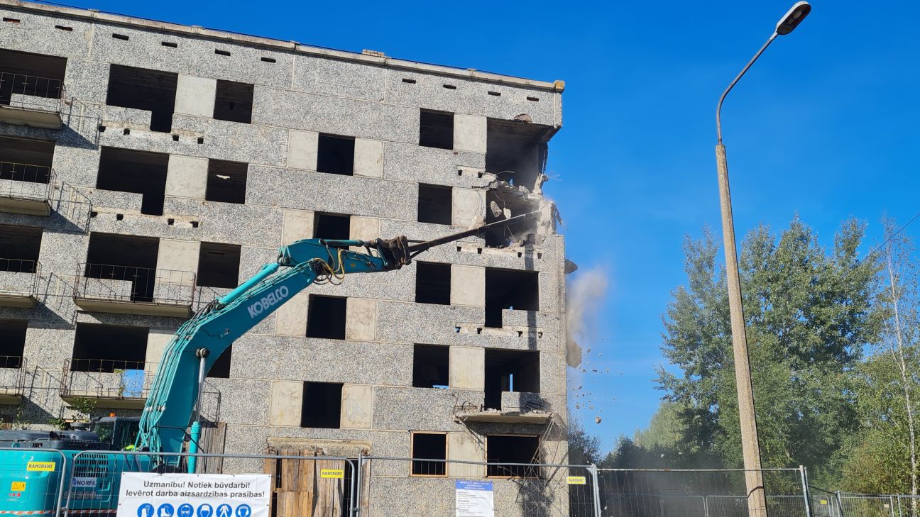 Jēkabpilī jauc graustu Auseklīša ielā