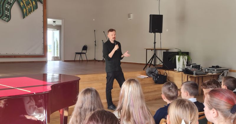 Līvānu 1.vidusskolas skolēni tiekas ar dzejnieku Kārli Vērdiņu