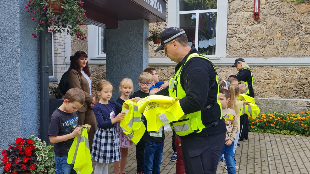 Jēkabpils novada pirmklasniekiem stāsta par drošību