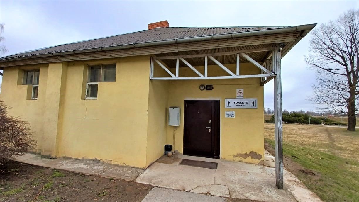 No 28.septembra uz laiku slēgta viena sabiedriskā tualete Jēkabpilī
