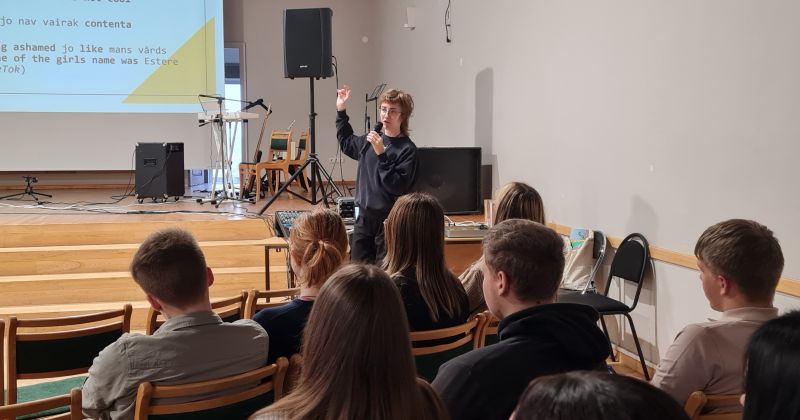Latvie&scaron;u valodas aģentūra skolēnus mudina izvairīties no anglicismiem