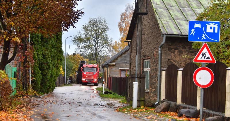 Būvdarbu dēļ satiksmei slēgts Zaļās ielas posms Jēkabpilī