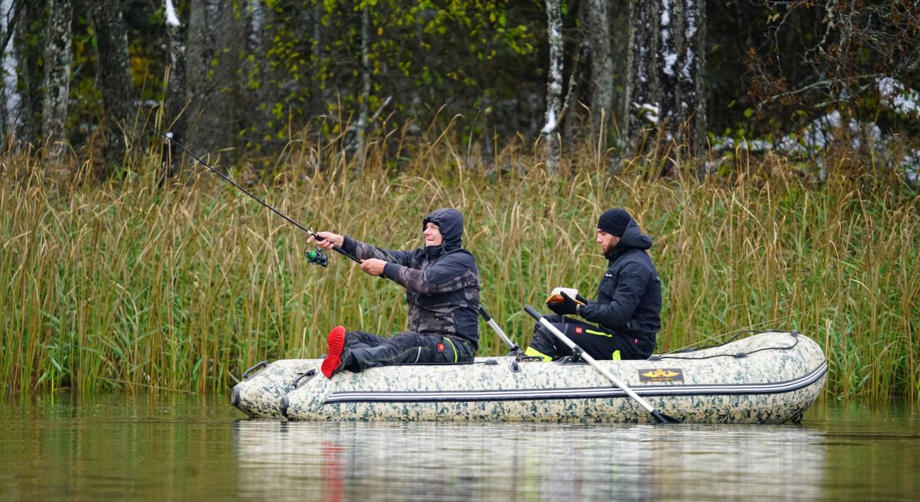 Aizvadītas spiningošanas sacensības no laivām Viesītes ezerā