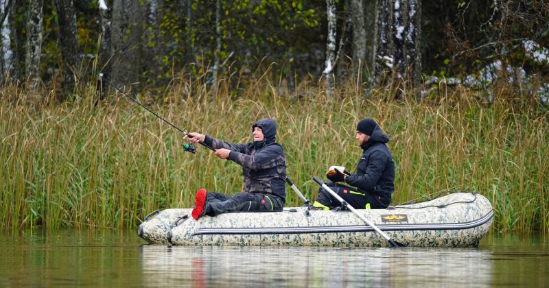 Aizvadītas spiningo&scaron;anas sacensības no laivām Viesītes ezerā