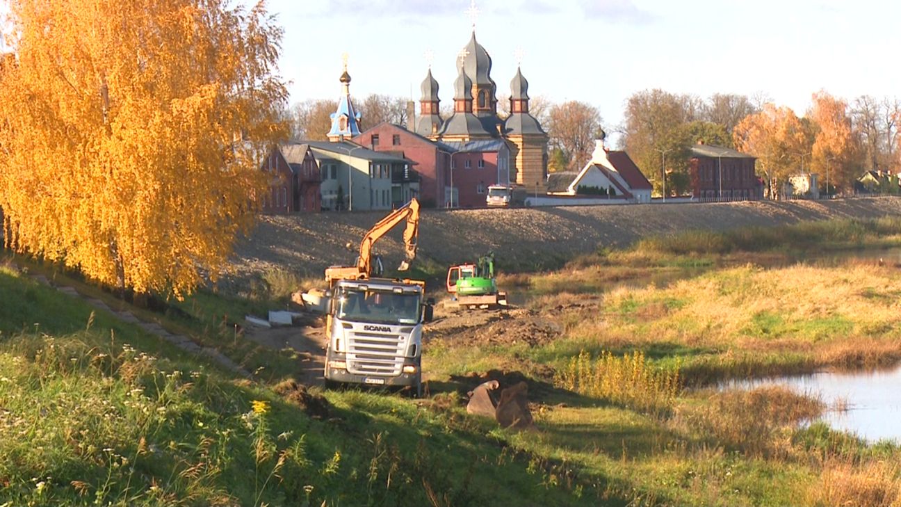 Dambja būvniekam sarežģījumi Daugavas ūdenslīmeņa kāpuma dēļ