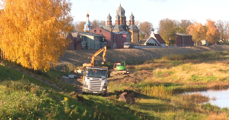 Dambja būvniekam sarežģījumi Daugavas ūdenslīmeņa kāpuma dēļ