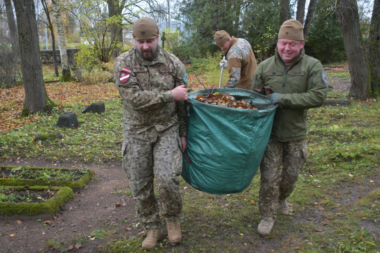 Zemessargi sakopj Kapeles kapus Jēkabpilī
